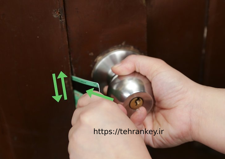 مرحله چهارم روش باز کردن قفل درب 
