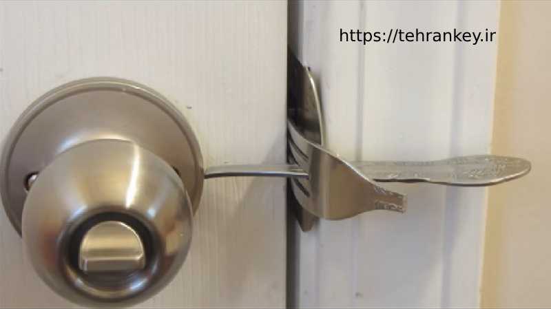 استفاده از چنگال یا سیخ برای باز کردن درب ضدسرقت